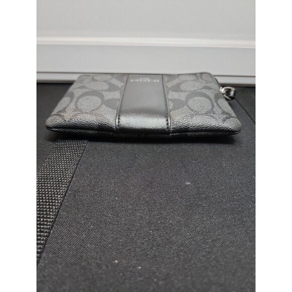 COACH CORNER ZIP WRISTLET (SILVER/BLACK SMOKE) - Picture 4 of 5
